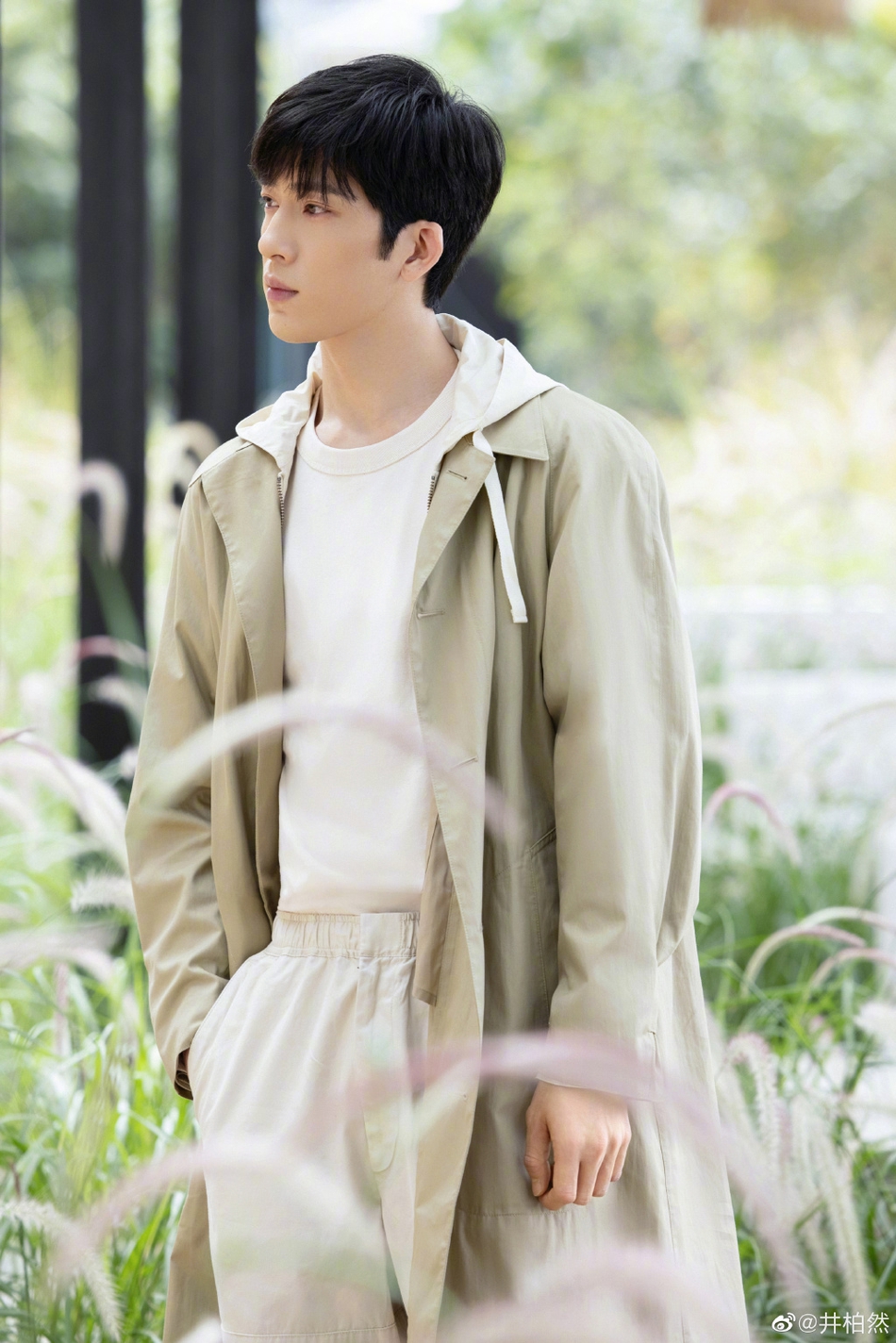 井柏然素色休闲装置身于花园写真