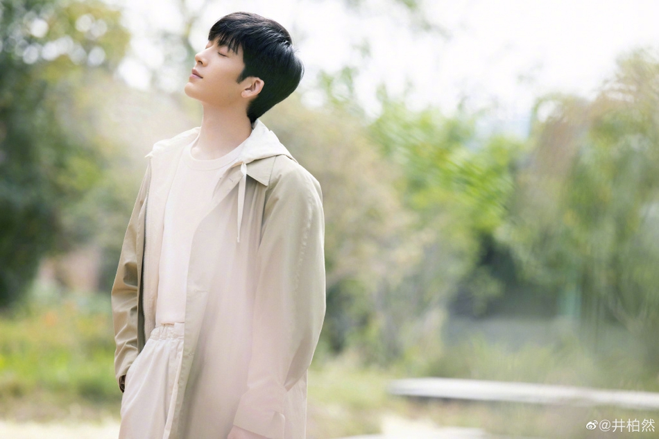 井柏然素色休闲装置身于花园写真