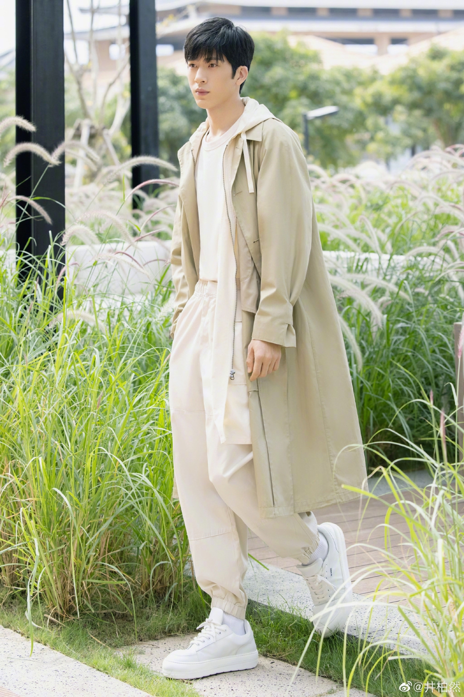 井柏然素色休闲装置身于花园写真