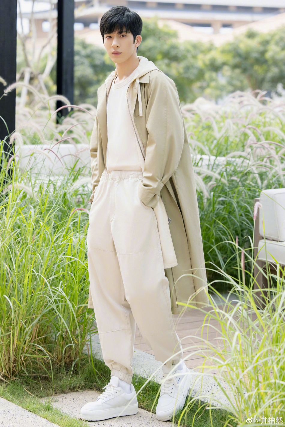 井柏然素色休闲装置身于花园写真