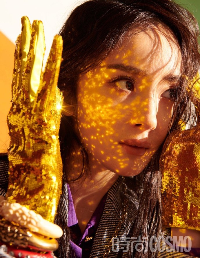 杨幂湿发造型个性十足时尚写真