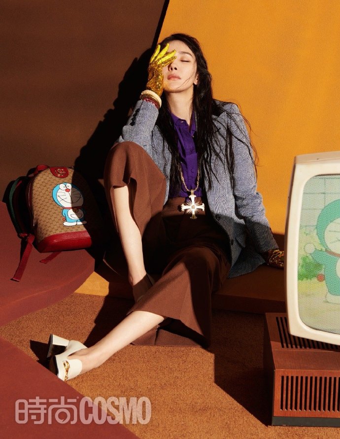 杨幂湿发造型个性十足时尚写真