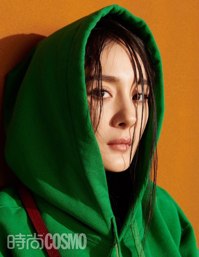 杨幂湿发造型个性十足时尚写真