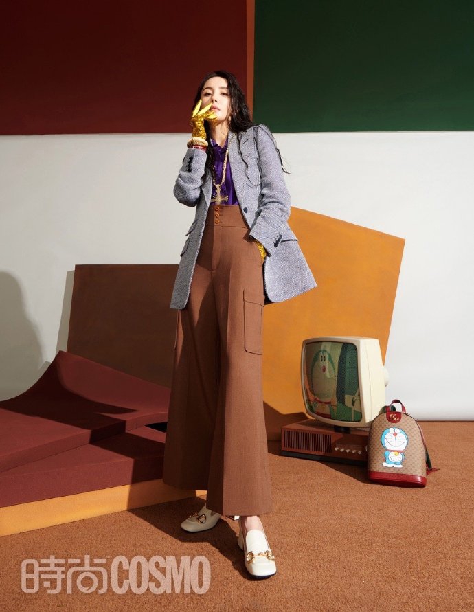 杨幂湿发造型个性十足时尚写真