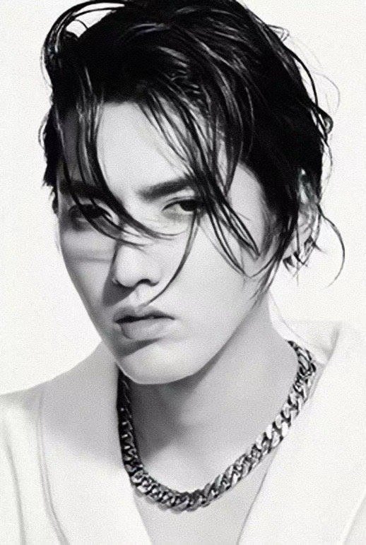 吴亦凡湿发浴袍造型性感撩人写真