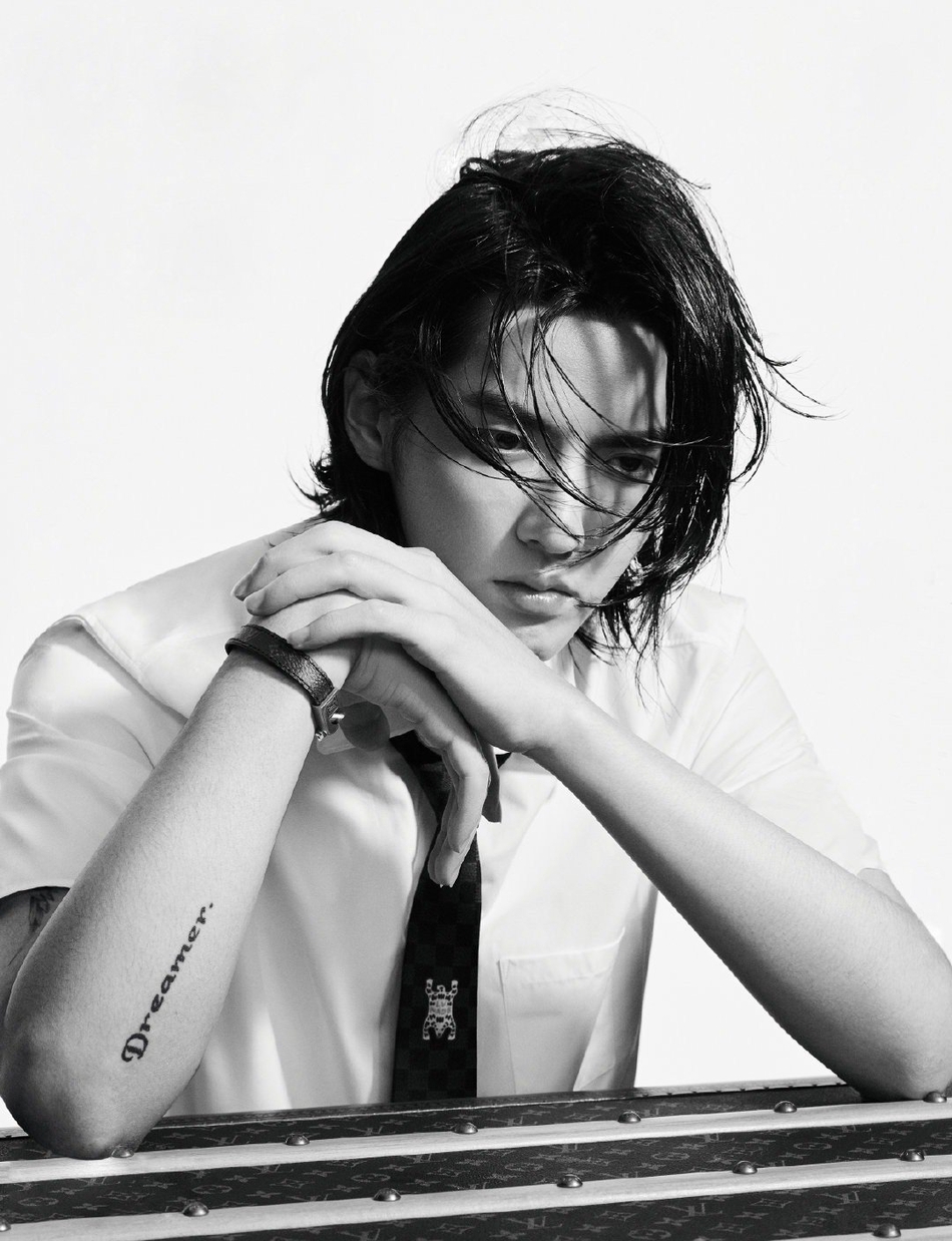 吴亦凡湿发浴袍造型性感撩人写真