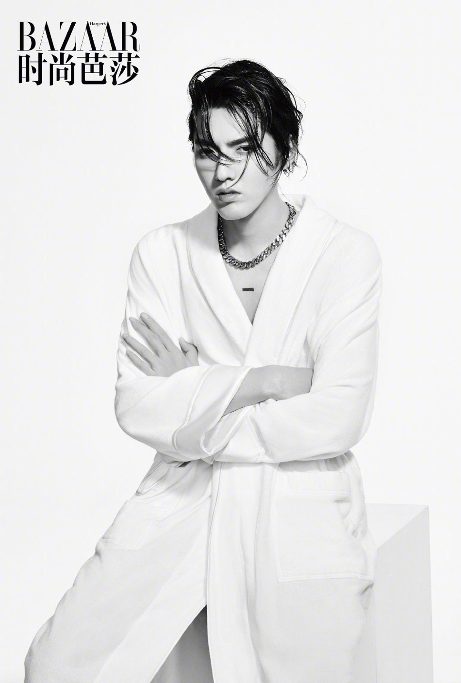 吴亦凡湿发浴袍造型性感撩人写真