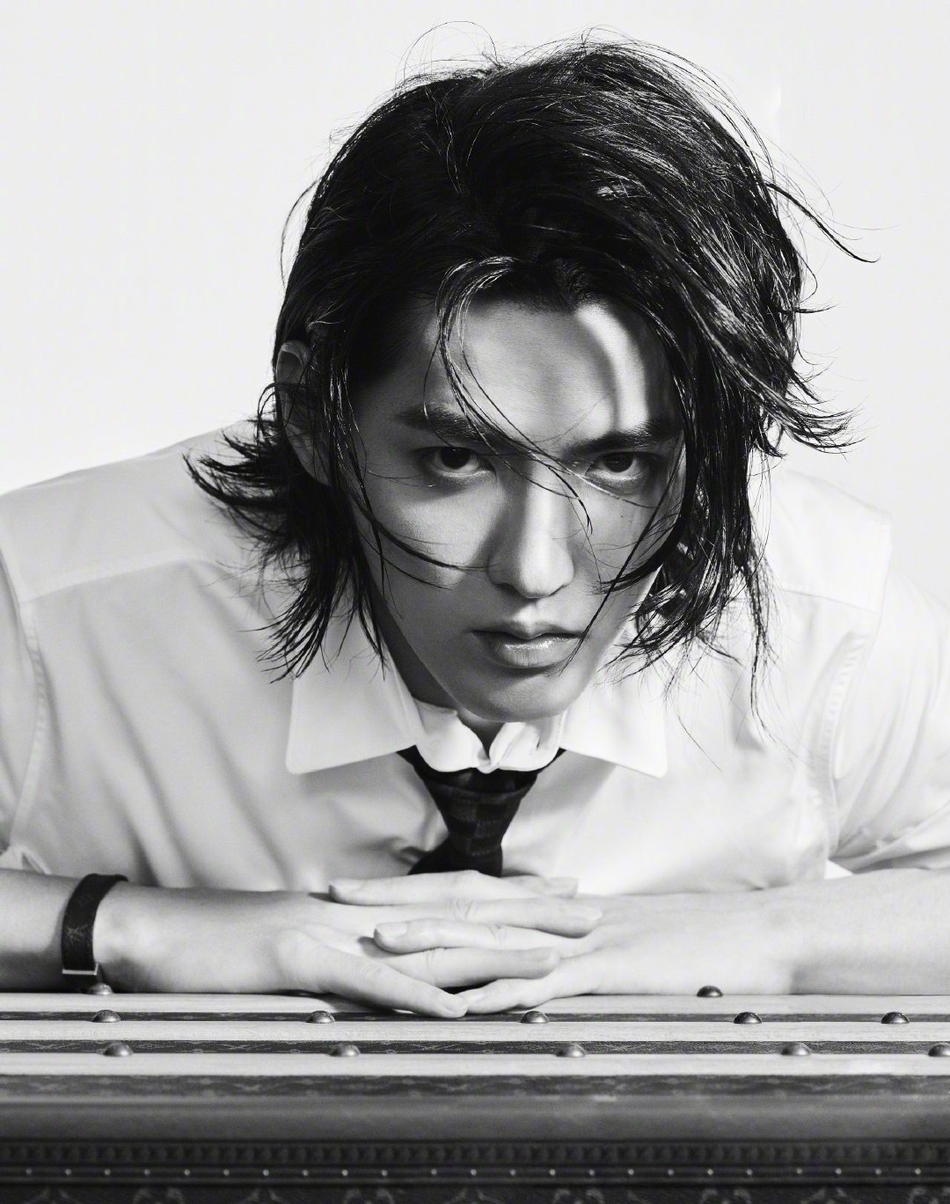 吴亦凡湿发浴袍造型性感撩人写真