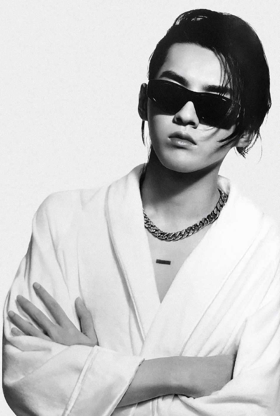 吴亦凡湿发浴袍造型性感撩人写真