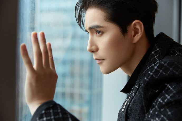 阿云嘎全黑暗格西服沉稳大气写真