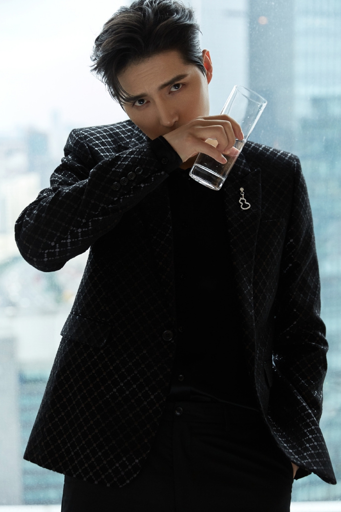 阿云嘎全黑暗格西服沉稳大气写真