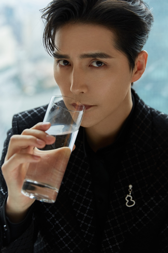 阿云嘎全黑暗格西服沉稳大气写真