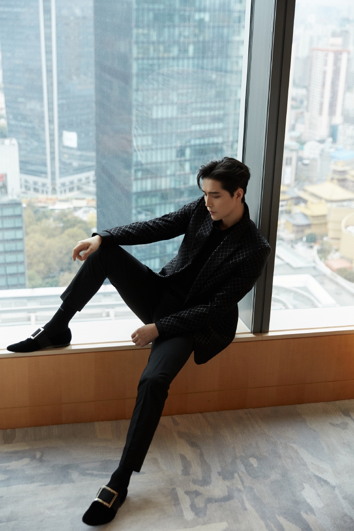 阿云嘎全黑暗格西服沉稳大气写真