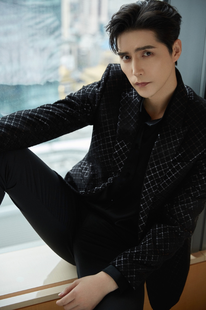 阿云嘎全黑暗格西服沉稳大气写真