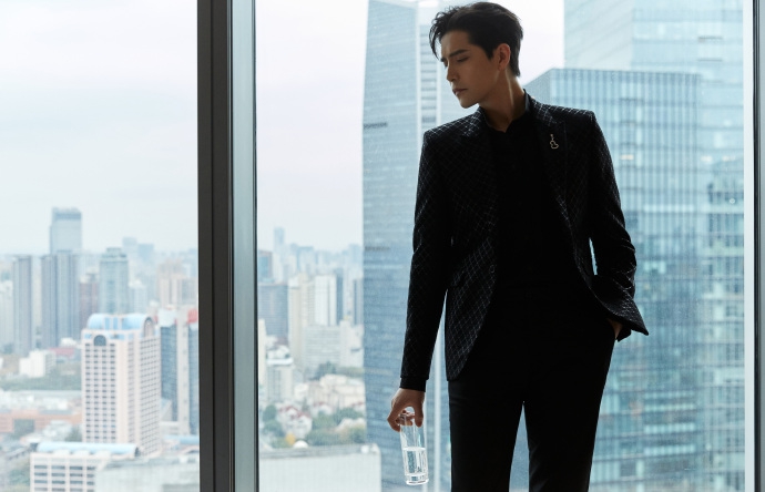 阿云嘎全黑暗格西服沉稳大气写真