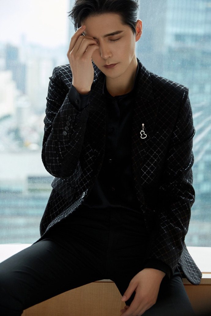 阿云嘎全黑暗格西服沉稳大气写真