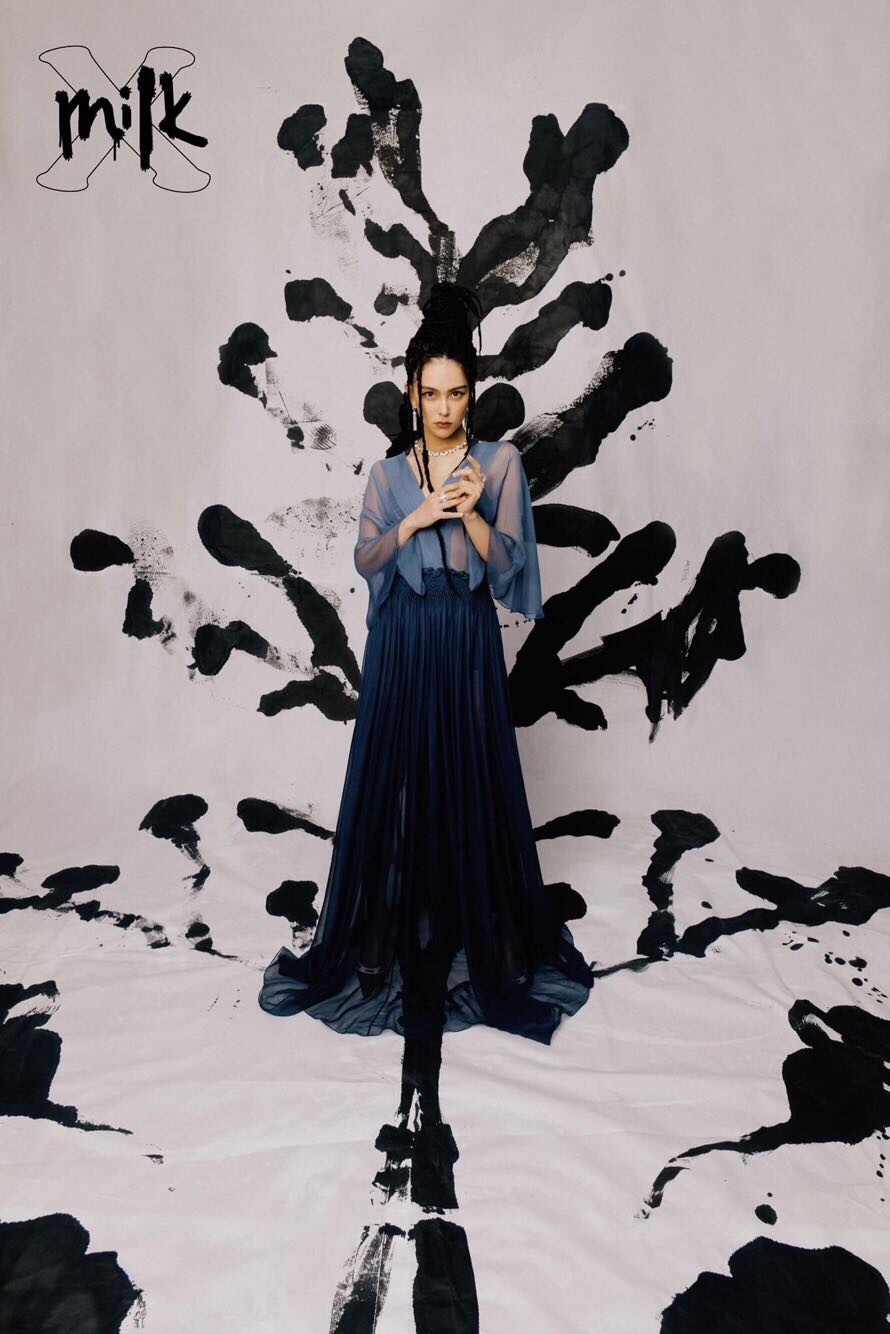 昆凌脏辫造型酷帅十足时尚写真