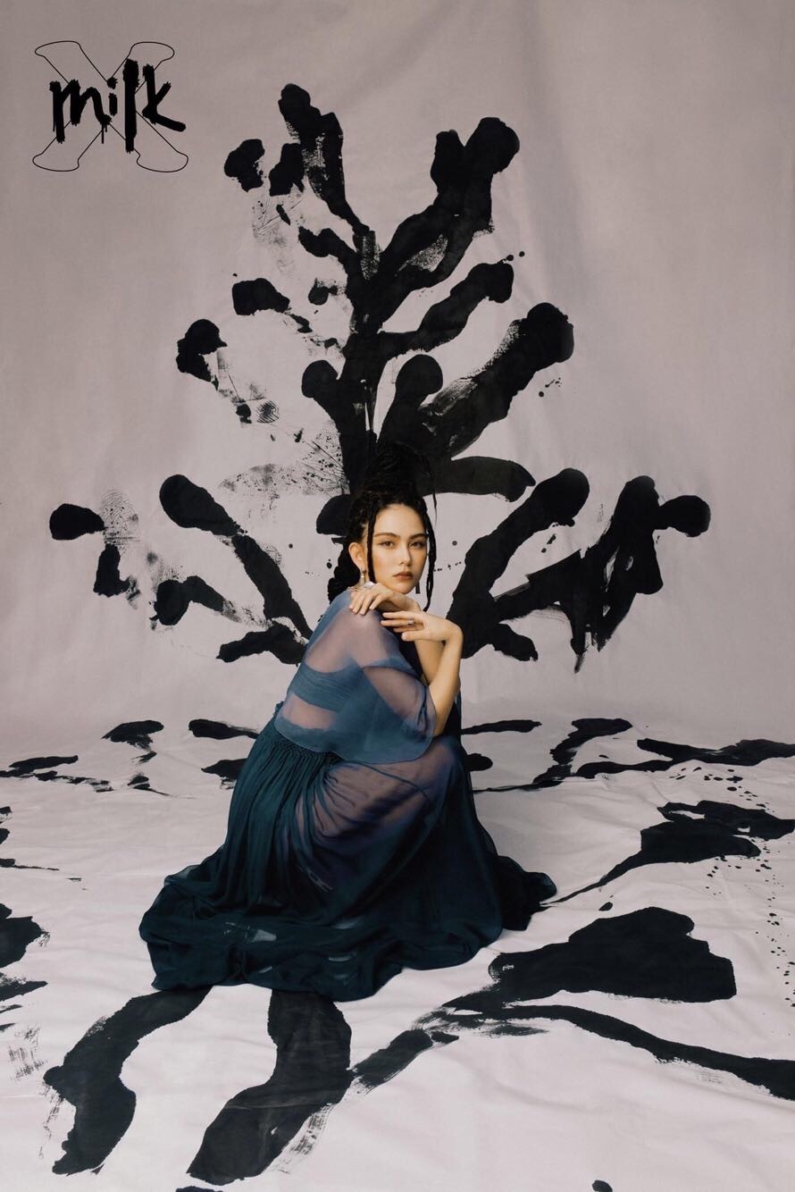 昆凌脏辫造型酷帅十足时尚写真