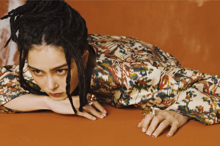 昆凌脏辫造型酷帅十足时尚写真