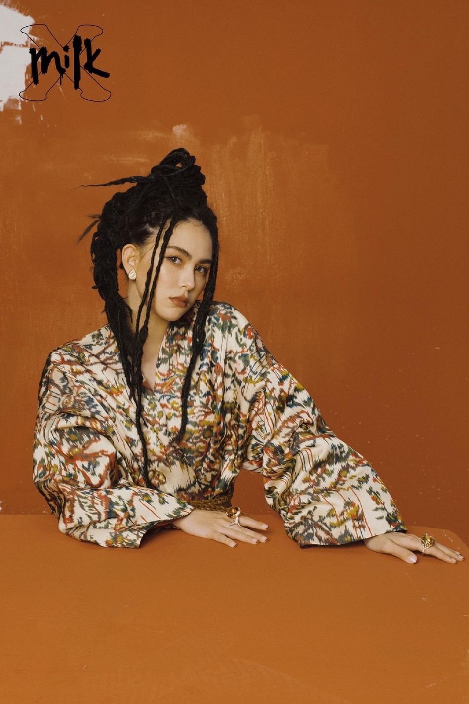 昆凌脏辫造型酷帅十足时尚写真