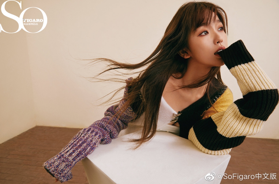 虞书欣黄色卫衣尽显俏皮可爱写真