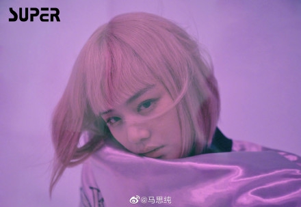 马思纯金色短发化身鬼马少女写真