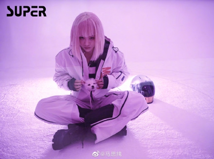 马思纯金色短发化身鬼马少女写真