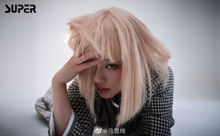 马思纯金色短发化身鬼马少女写真