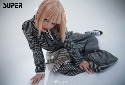 马思纯金色短发化身鬼马少女写真