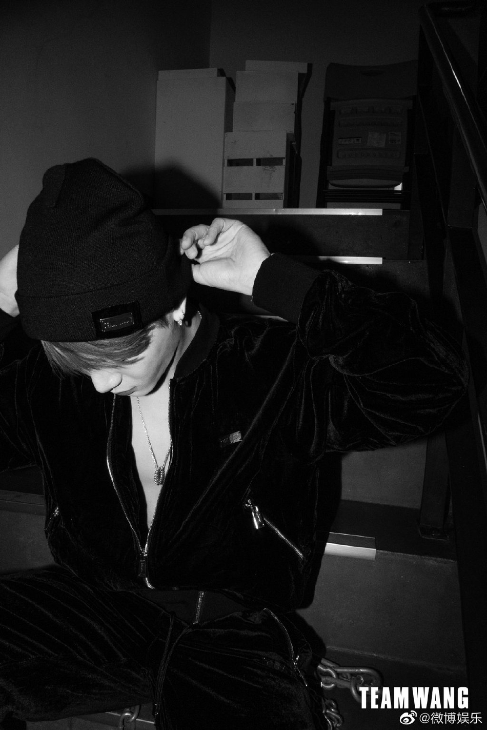 王嘉尔黑丝绒套装率性又时尚写真