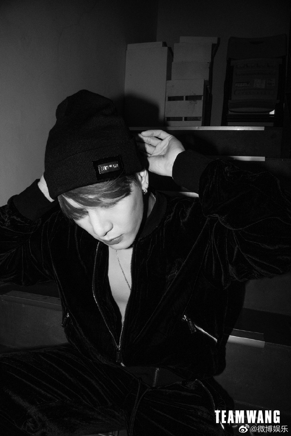 王嘉尔黑丝绒套装率性又时尚写真