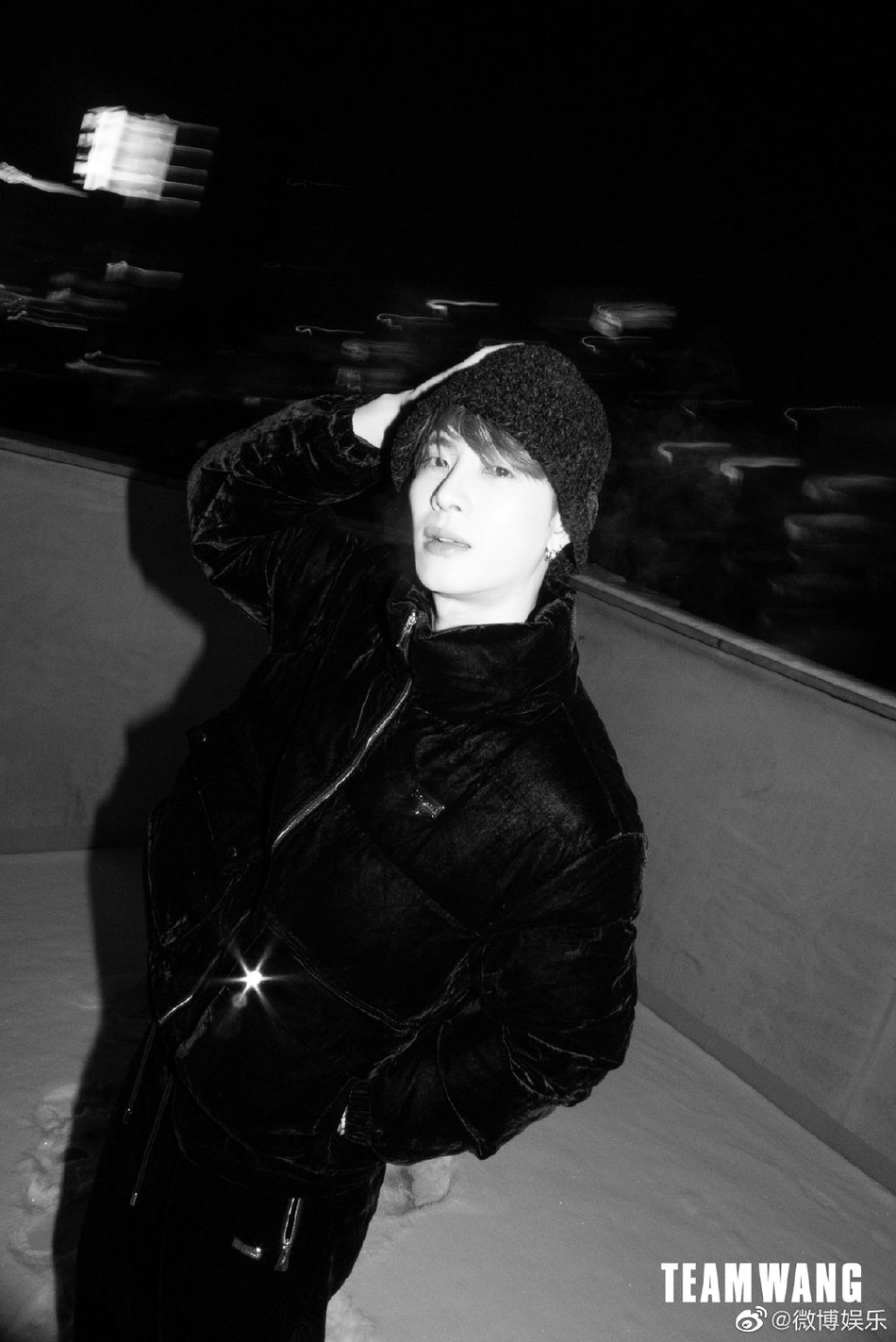 王嘉尔黑丝绒套装率性又时尚写真