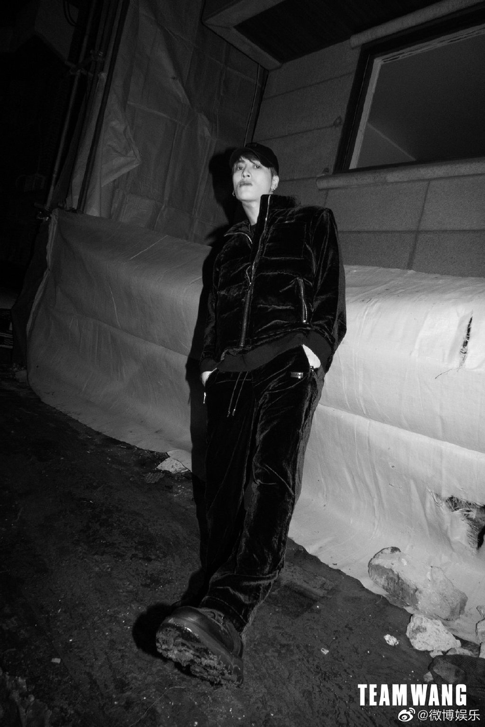 王嘉尔黑丝绒套装率性又时尚写真