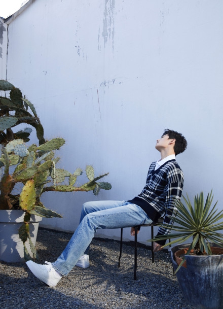 杨洋化身漫画男主清秀俊逸写真