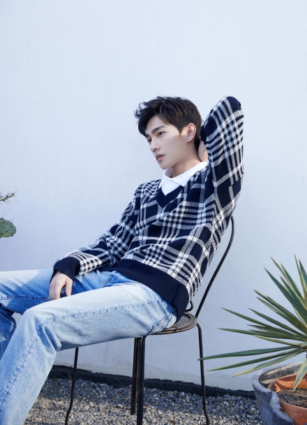 杨洋化身漫画男主清秀俊逸写真