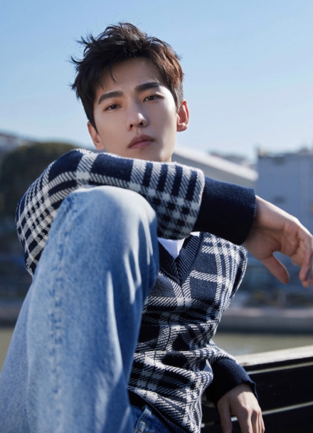 杨洋化身漫画男主清秀俊逸写真