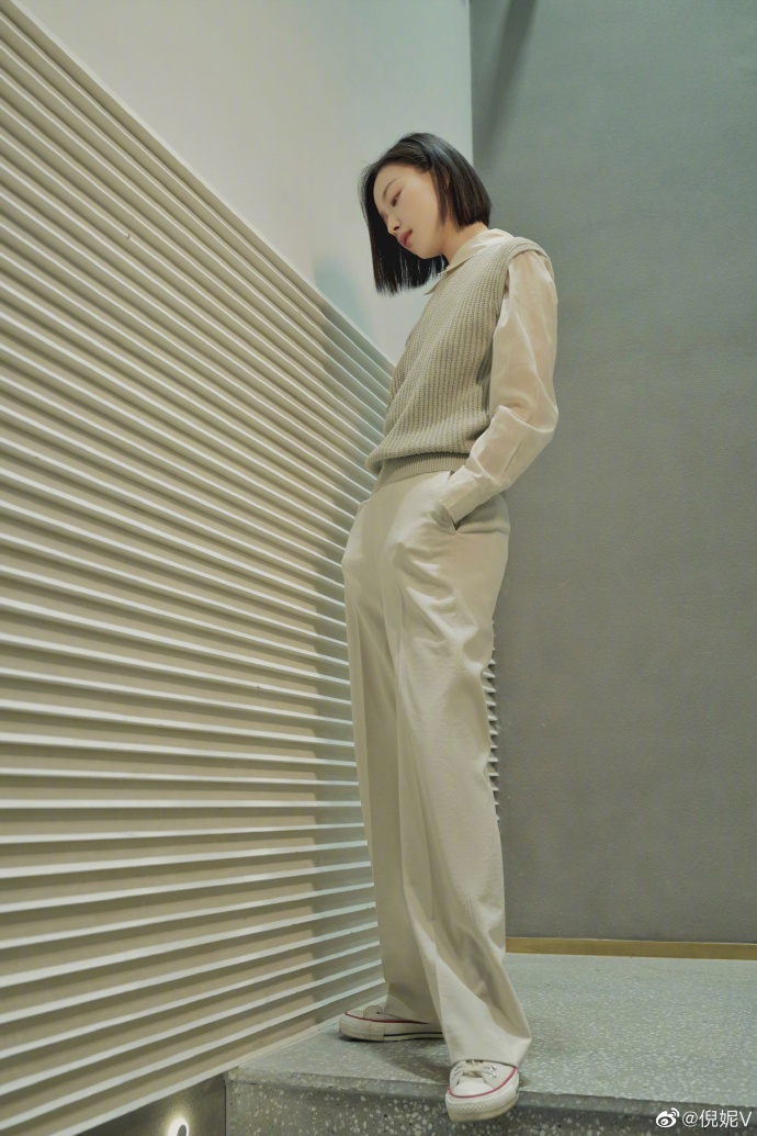 倪妮淡雅妆容清爽短发写真美照