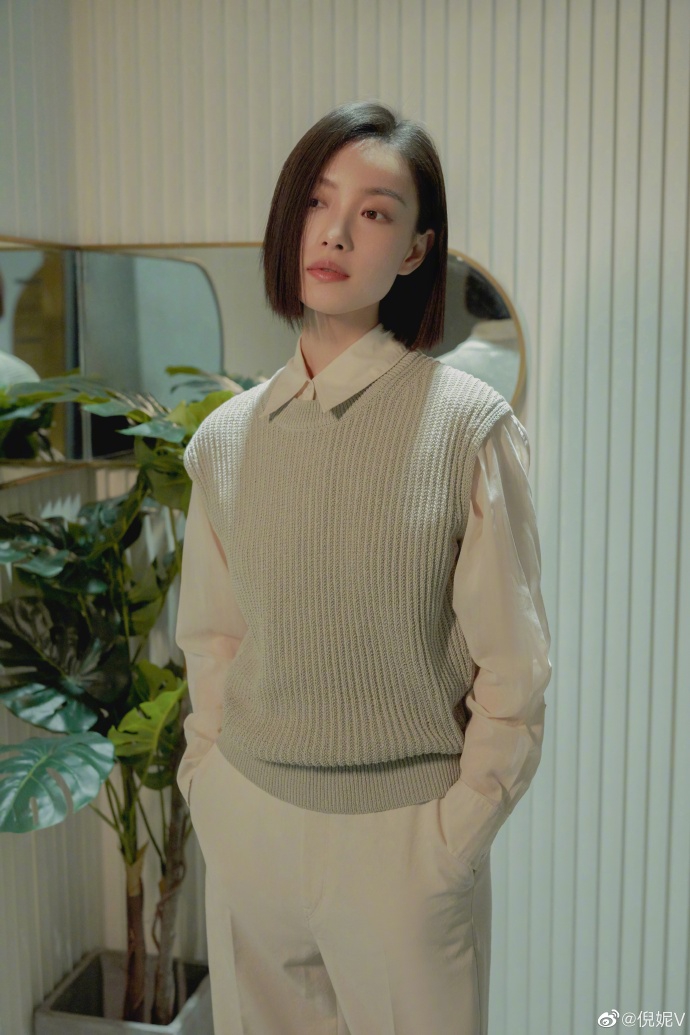 倪妮淡雅妆容清爽短发写真美照