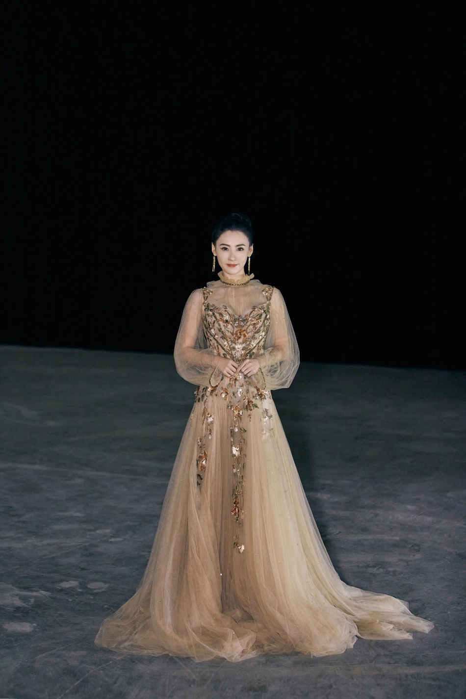 张柏芝薄纱仙花裙仙气十足写真