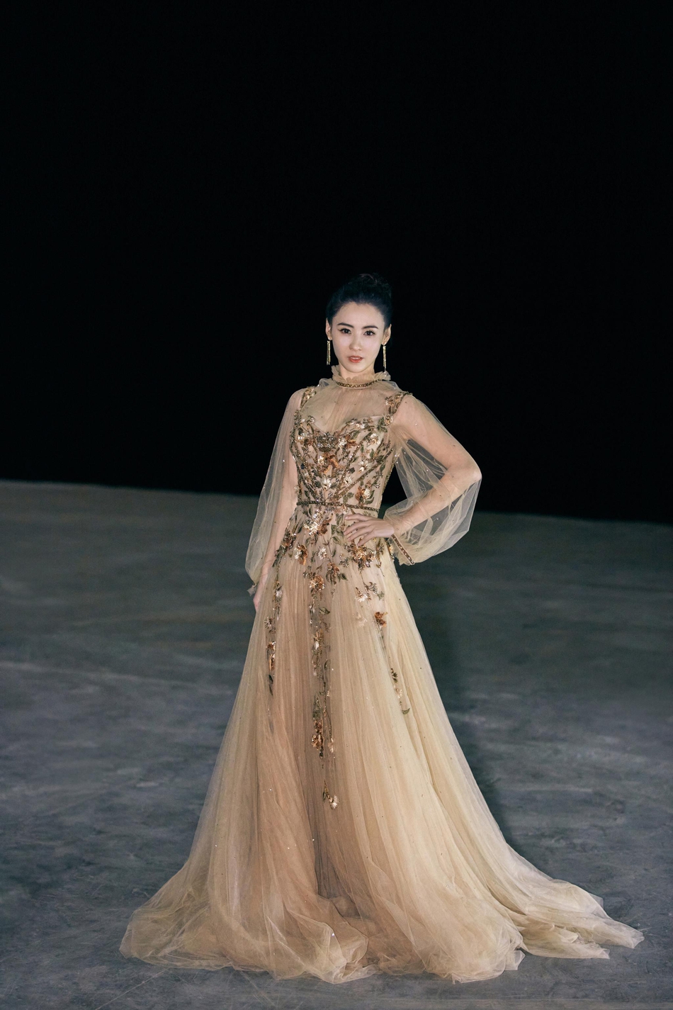 张柏芝薄纱仙花裙仙气十足写真