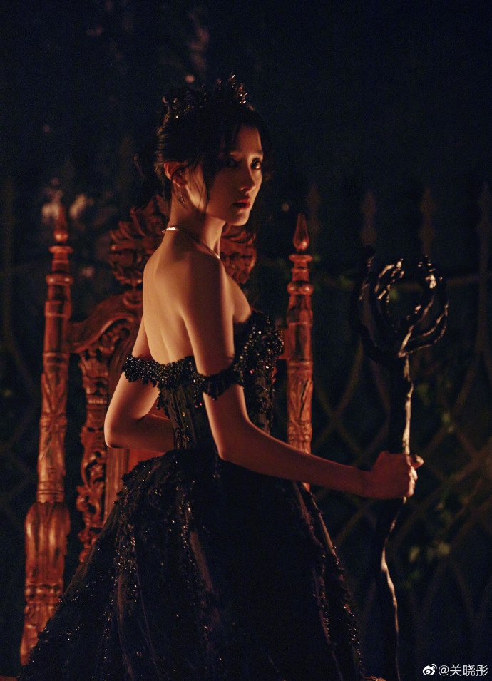 关晓彤黑色抹胸裙似暗黑公主写真