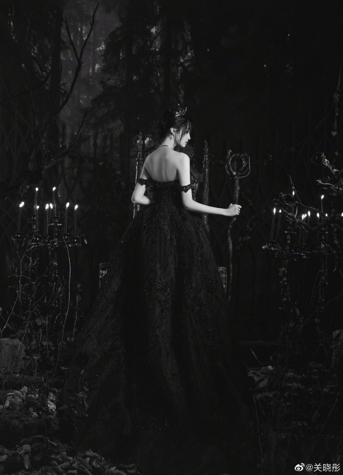 关晓彤黑色抹胸裙似暗黑公主写真