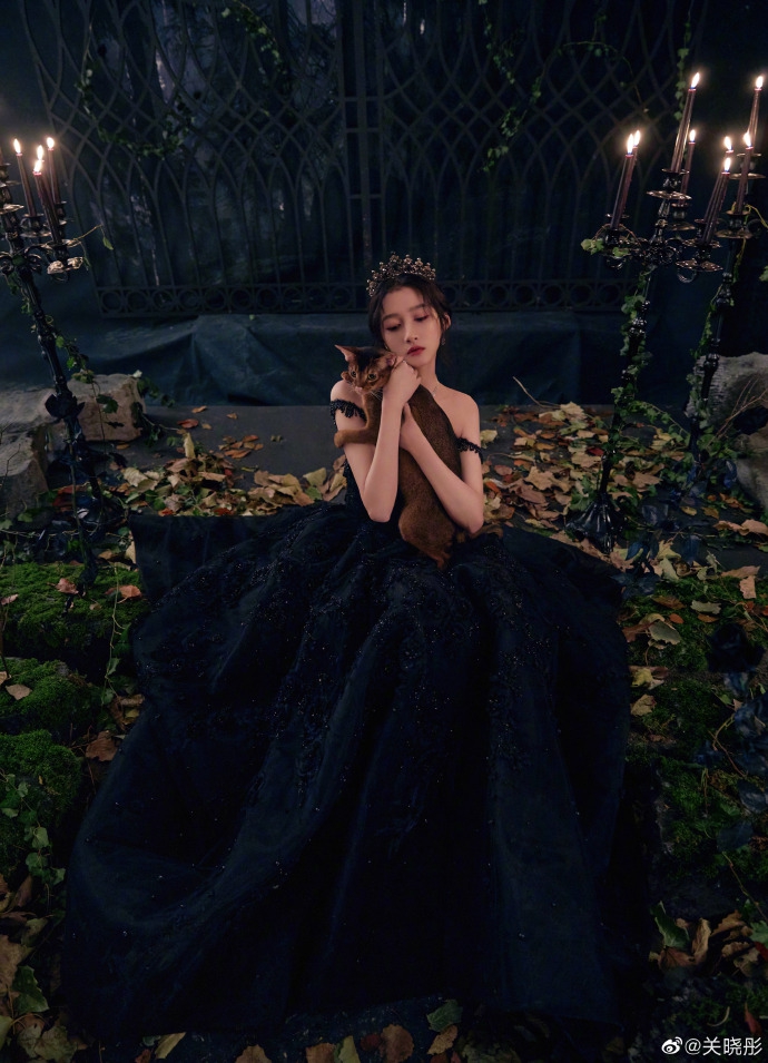 关晓彤黑色抹胸裙似暗黑公主写真