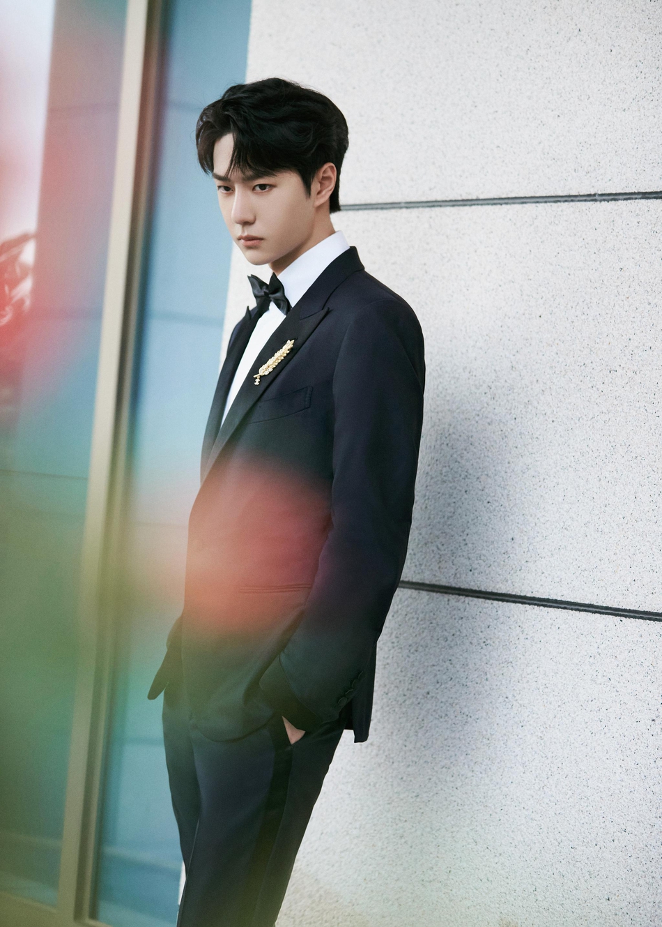 王一博黑色西装尽显绅士风范写真