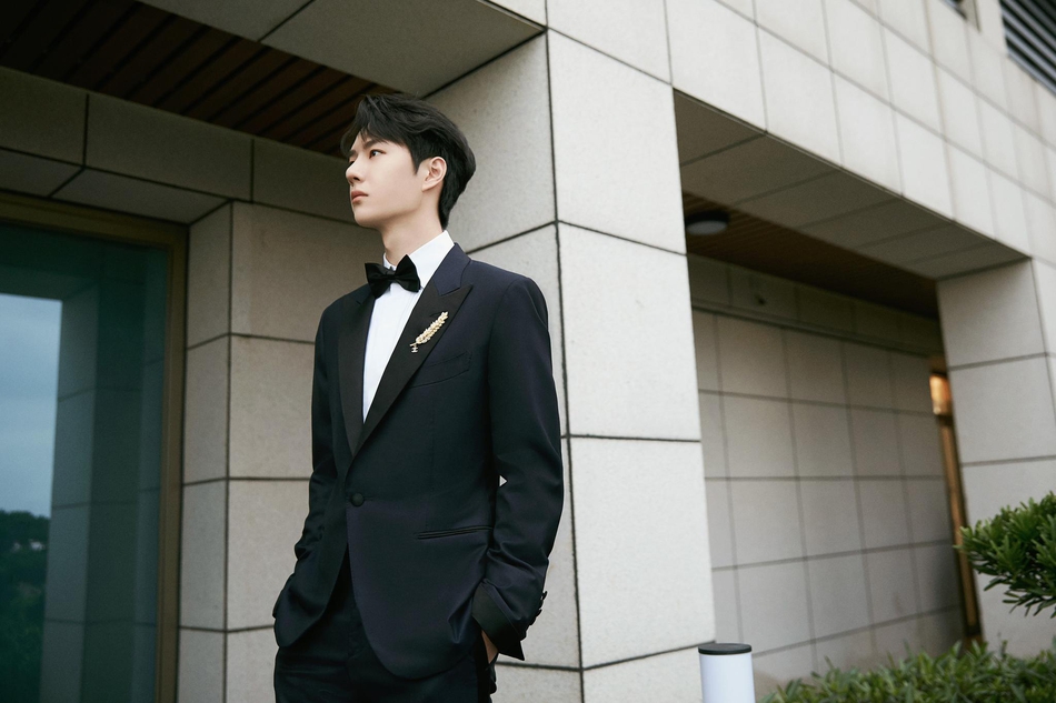 王一博黑色西装尽显绅士风范写真