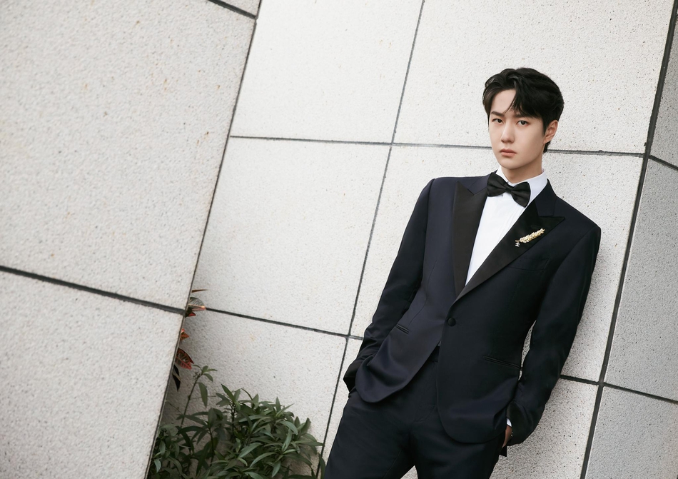 王一博黑色西装尽显绅士风范写真