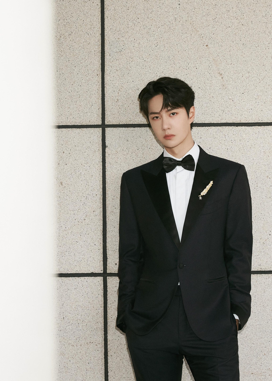 王一博黑色西装尽显绅士风范写真