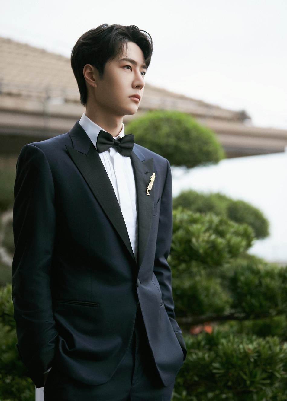 王一博黑色西装尽显绅士风范写真