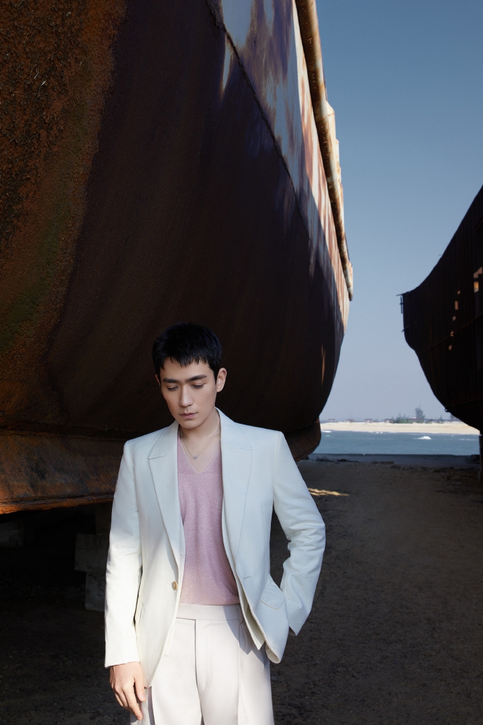 朱一龙白色西装文艺气息十足写真