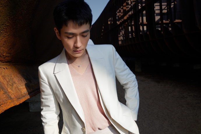 朱一龙白色西装文艺气息十足写真